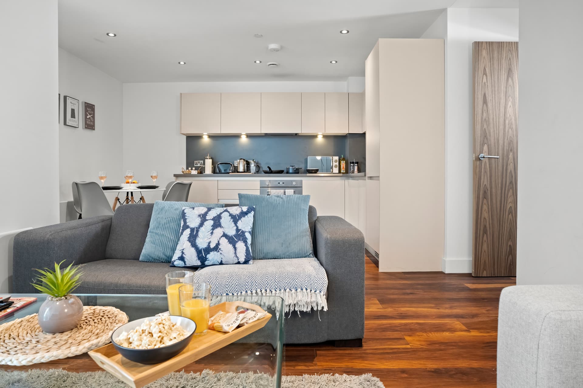 Spectacular Apartment Balcony View in City Centre - Image 3