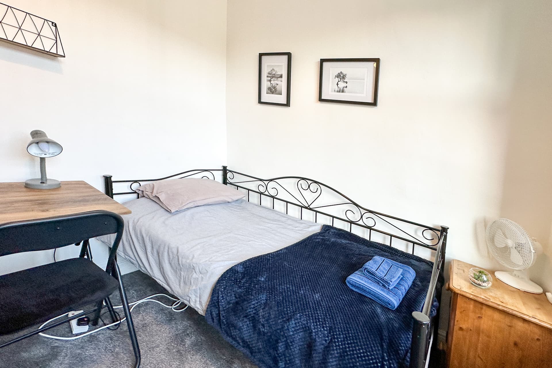 Spacious 6-Bed with Large Patio and Free Parking - Image 2