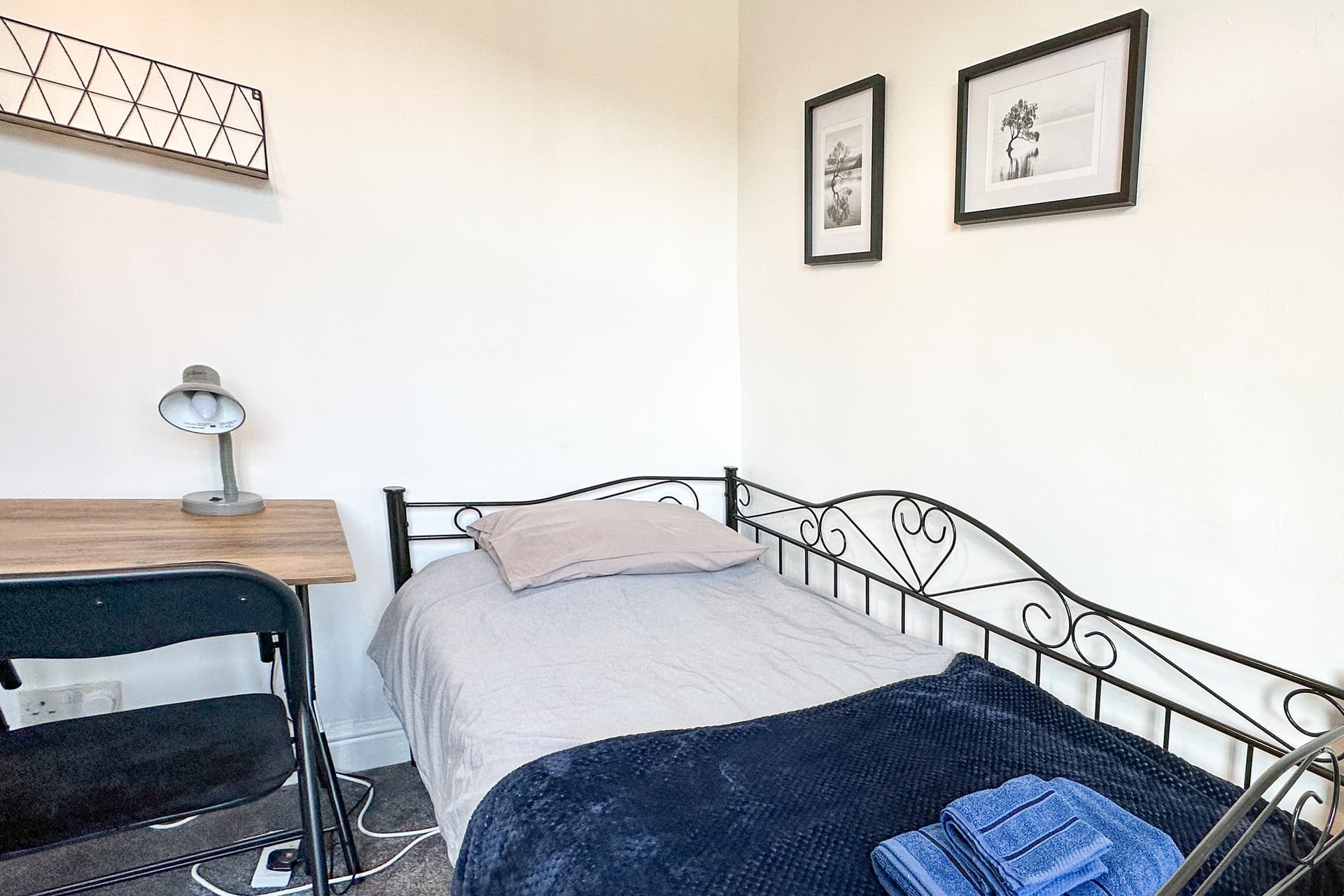 Spacious 6-Bed with Large Patio and Free Parking - Image 3