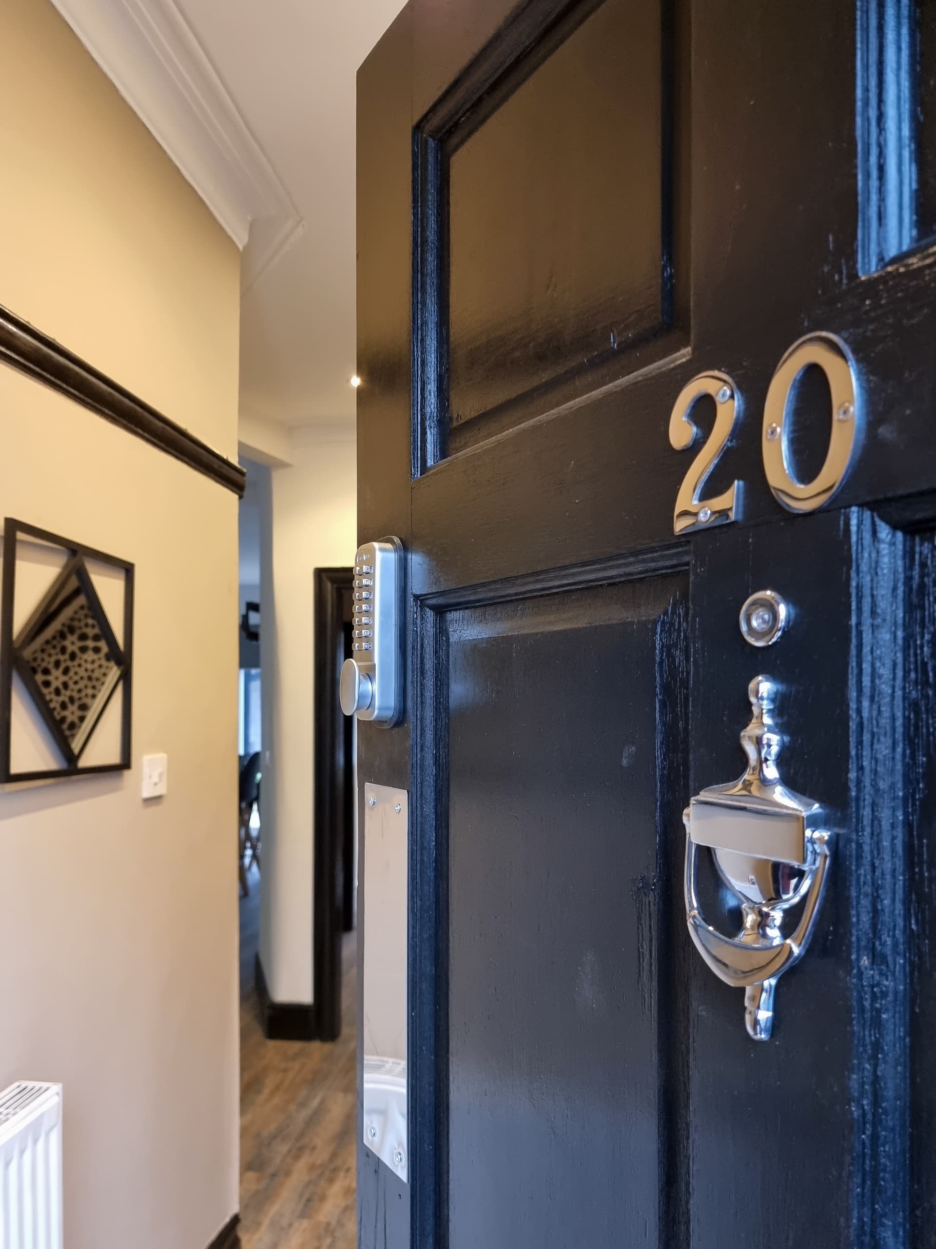 Spacious 6-Bed with Large Patio and Free Parking - Image 4