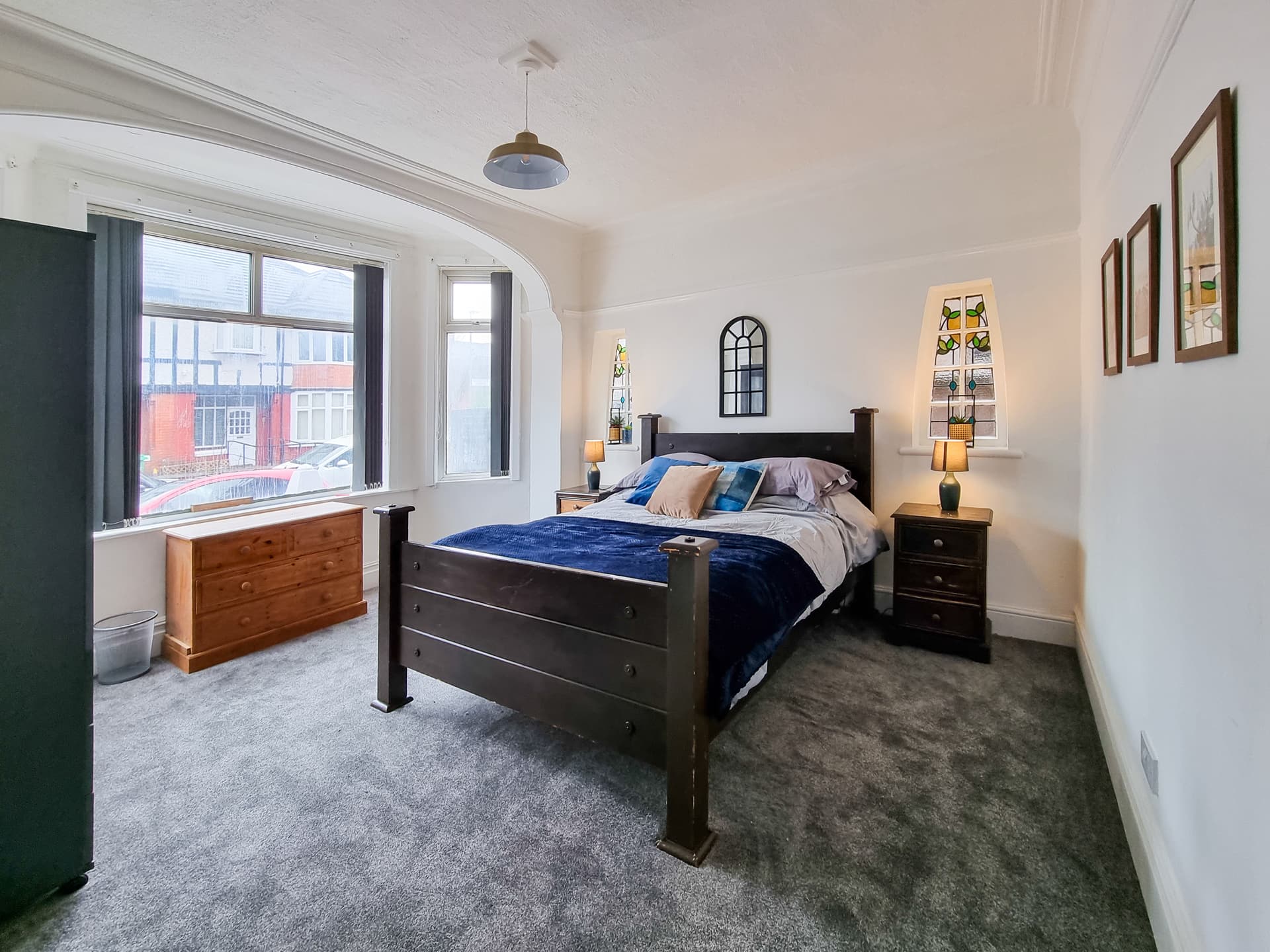 Spacious 6-Bed with Large Patio and Free Parking - Image 5