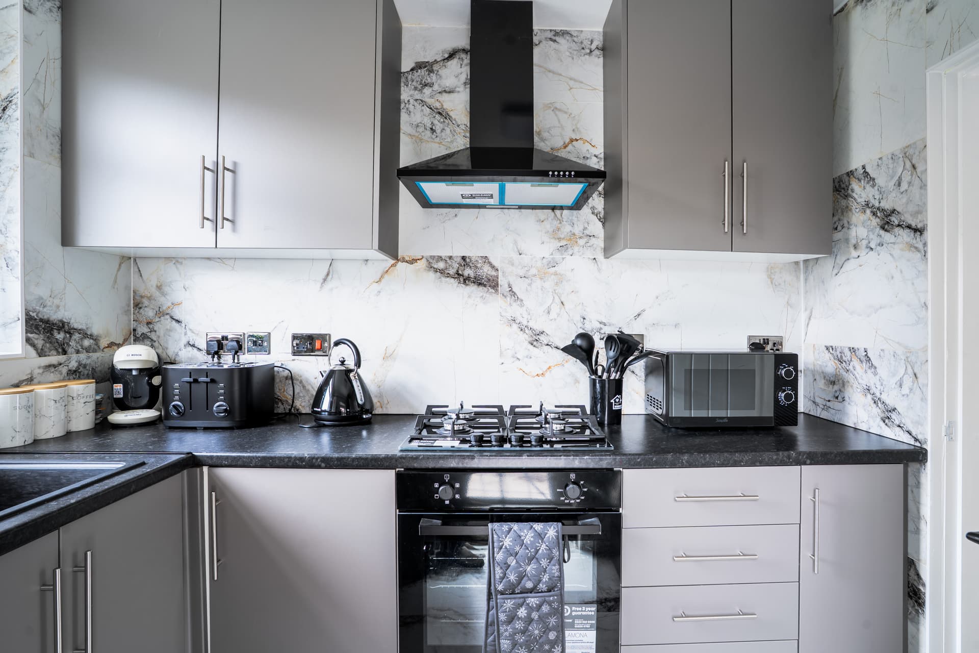 Spacious 4-Bed Home near Didsbury - Image 2