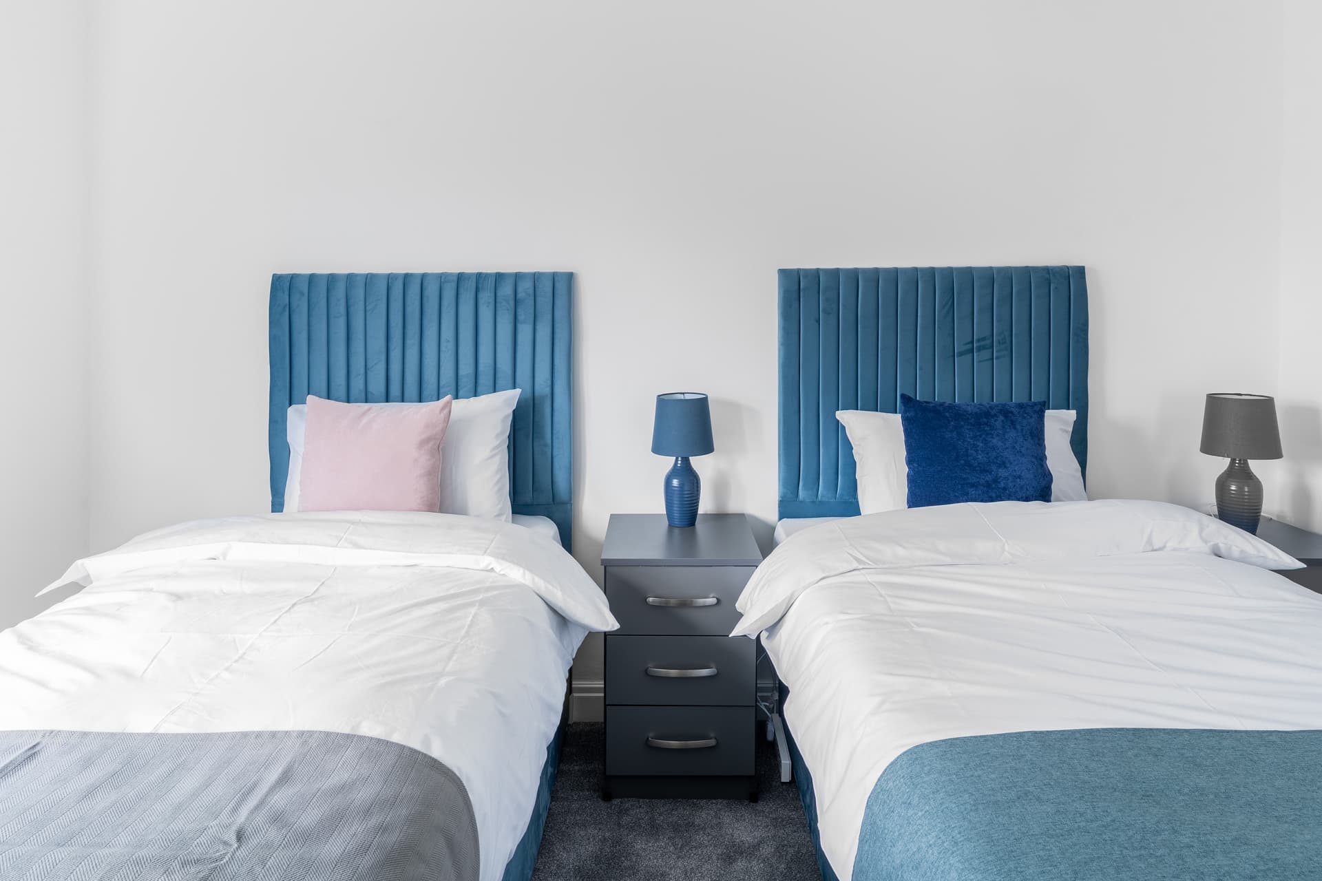 Spacious 4-Bed Home near Didsbury - Image 4