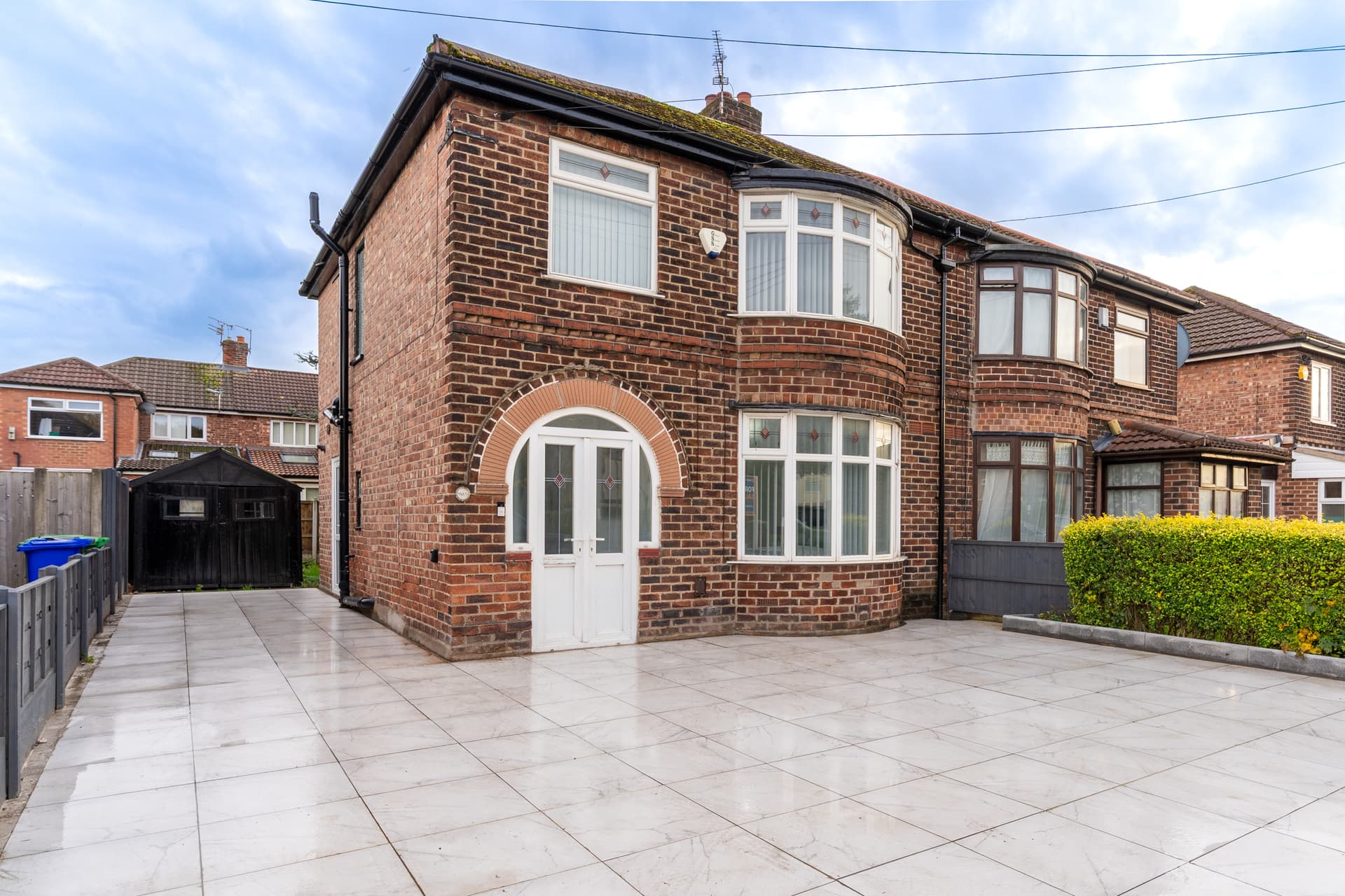 Spacious 4-Bed Home near Didsbury - Image 5