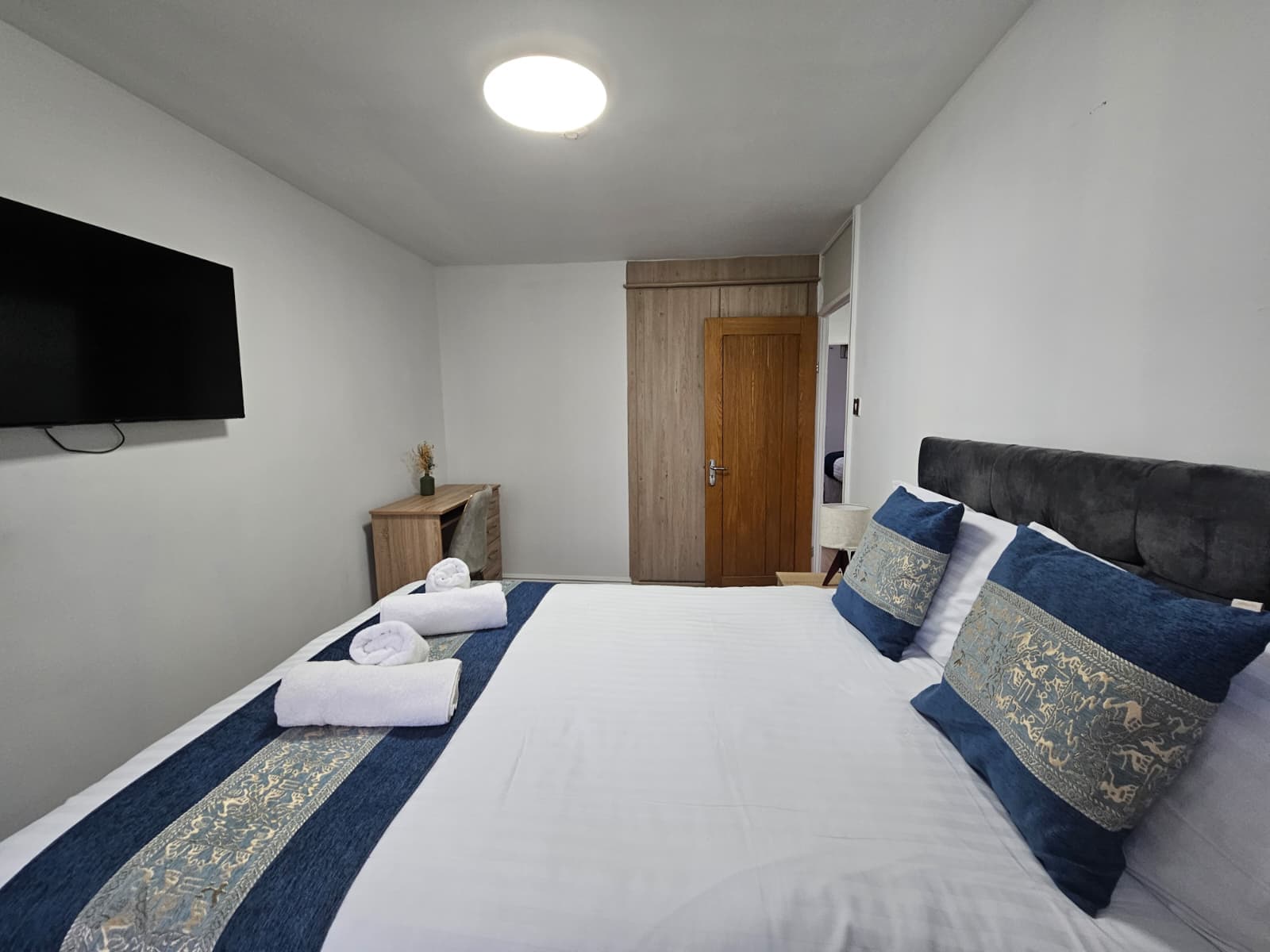 Bright & Stylish 3BR Home Near Manchester Centre - Image 2