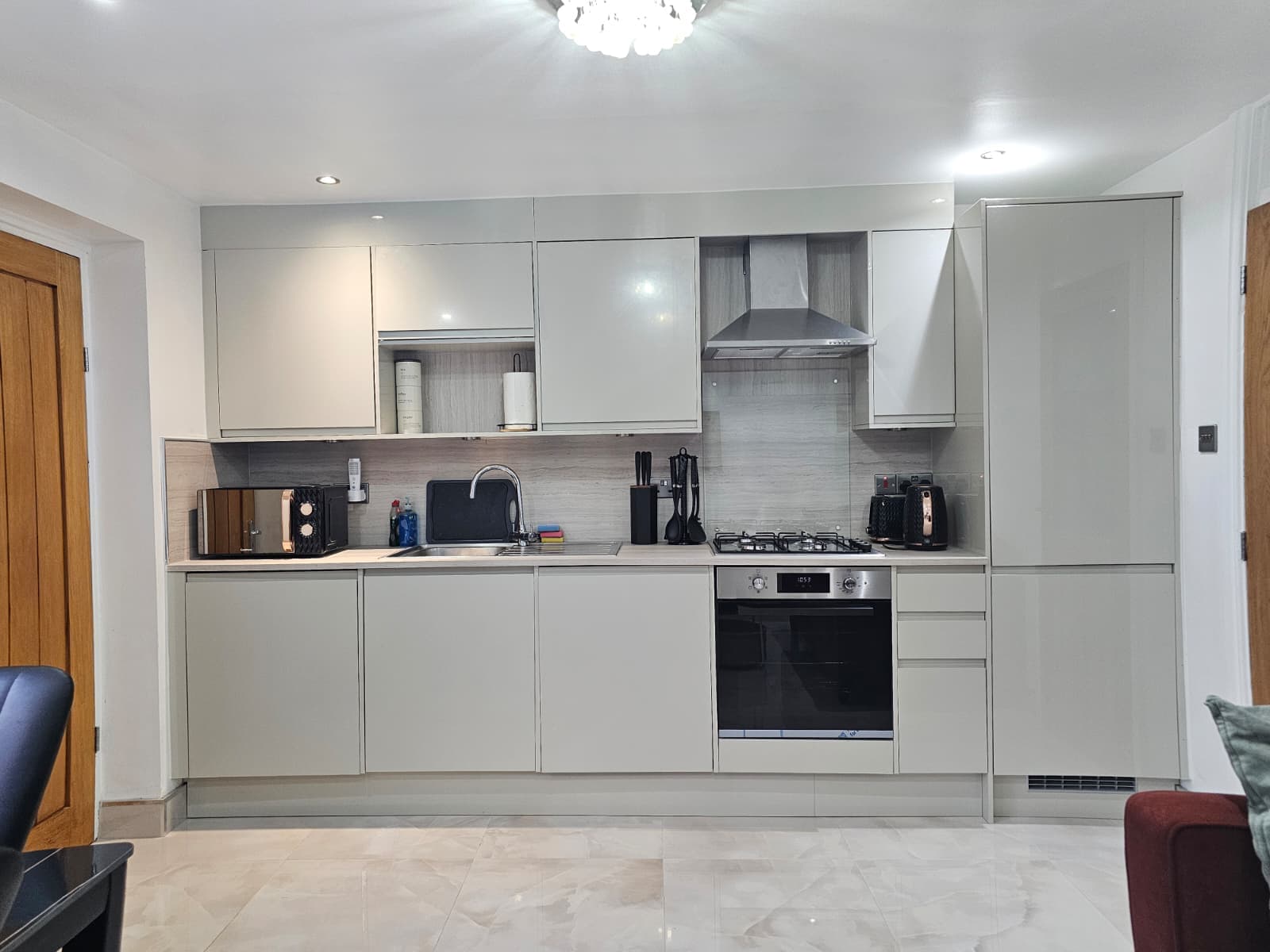 Bright & Stylish 3BR Home Near Manchester Centre - Image 3