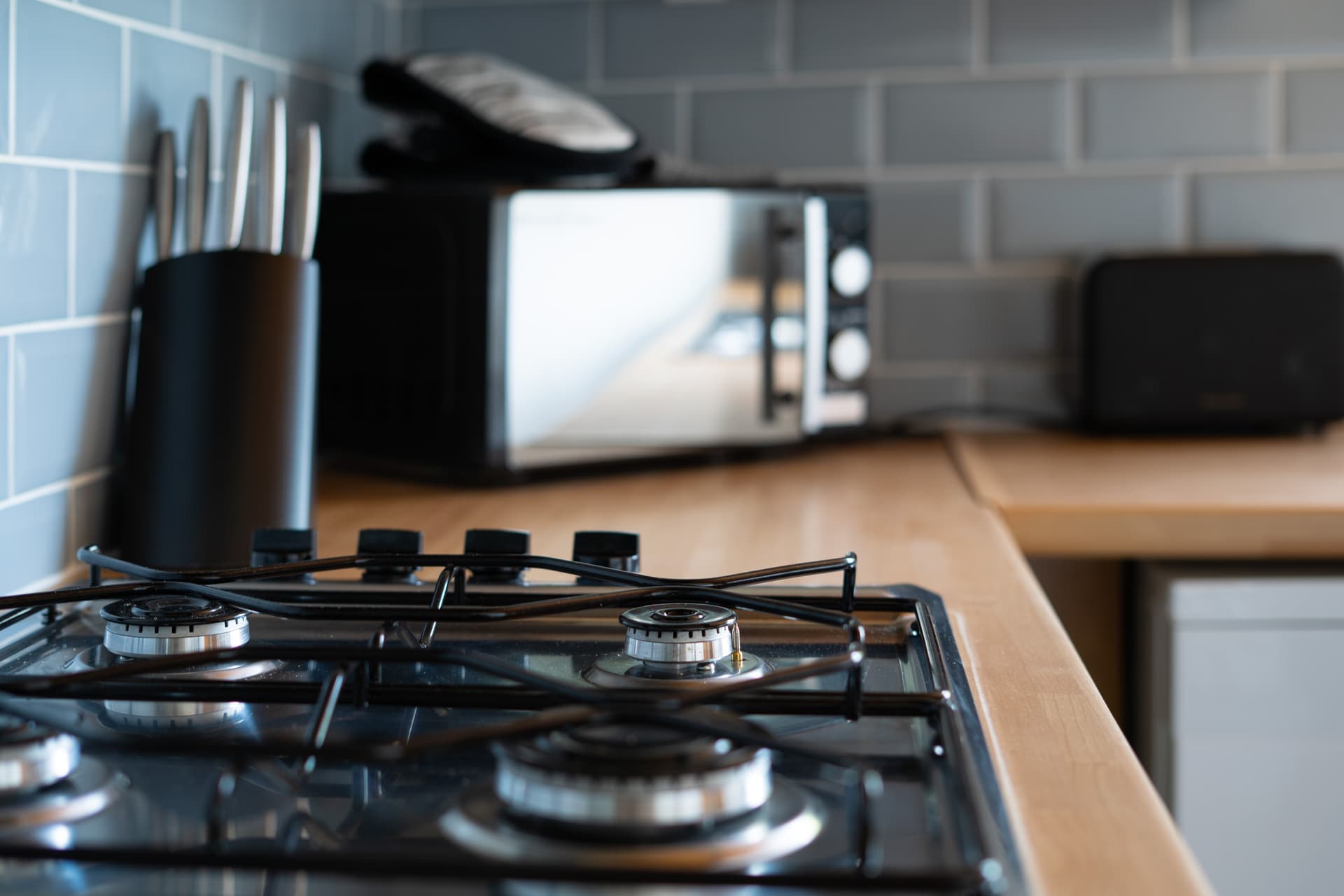 3-Bedroom House w/ Free Parking, Near MAN Airport! - Image 2