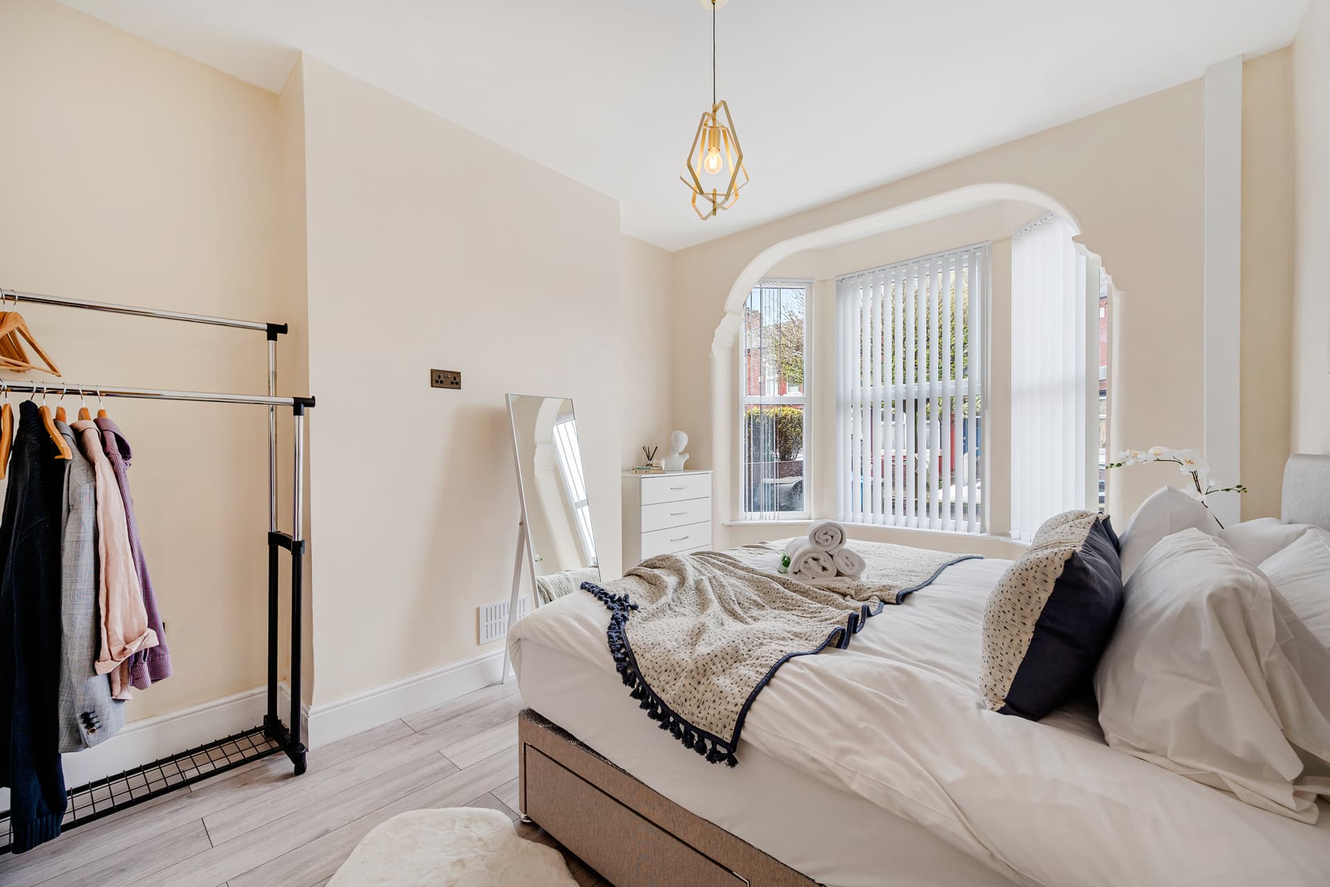 Urban Oasis Spacious 4-Bedroom Home in Manchester - Image 2