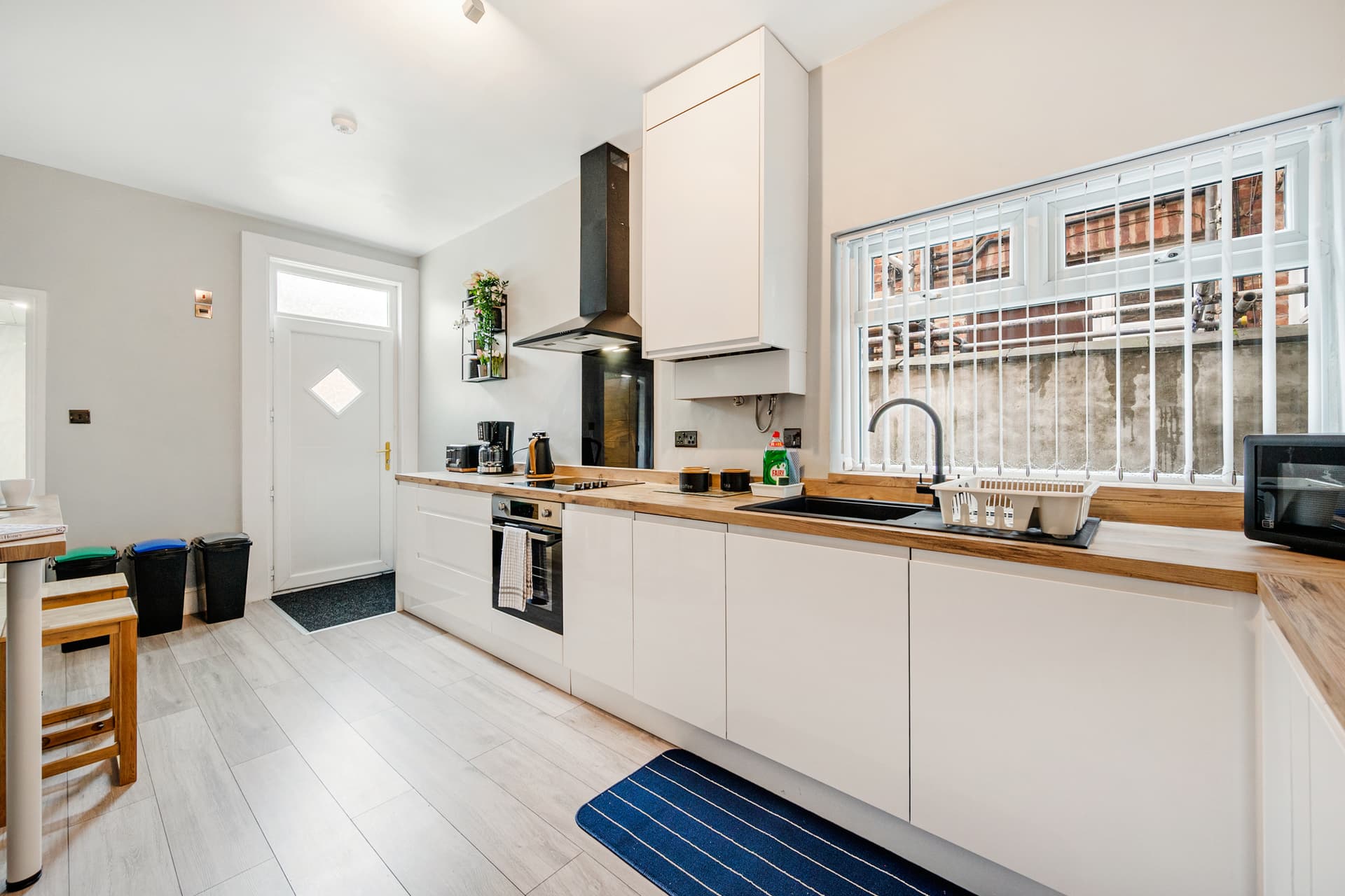 Urban Oasis Spacious 4-Bedroom Home in Manchester - Image 4