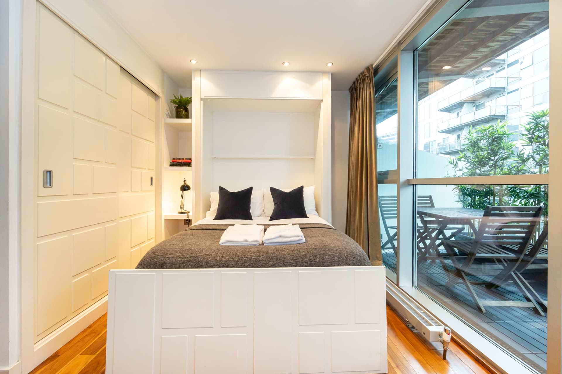 Sunset Haven Studio with Balcony and Free Parking - Image 4