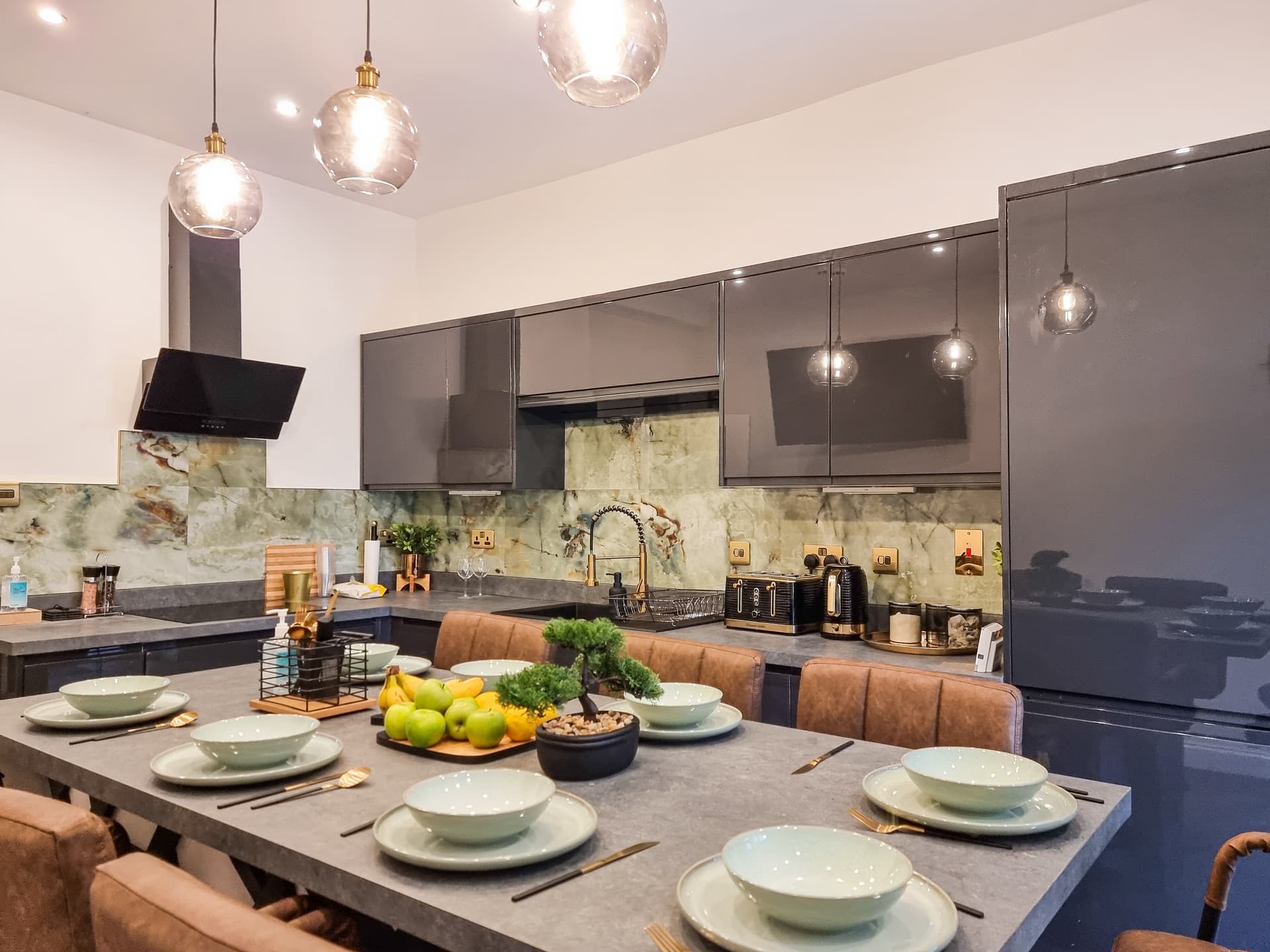 Spacious 5BR Home in Leafy Withington - Image 2