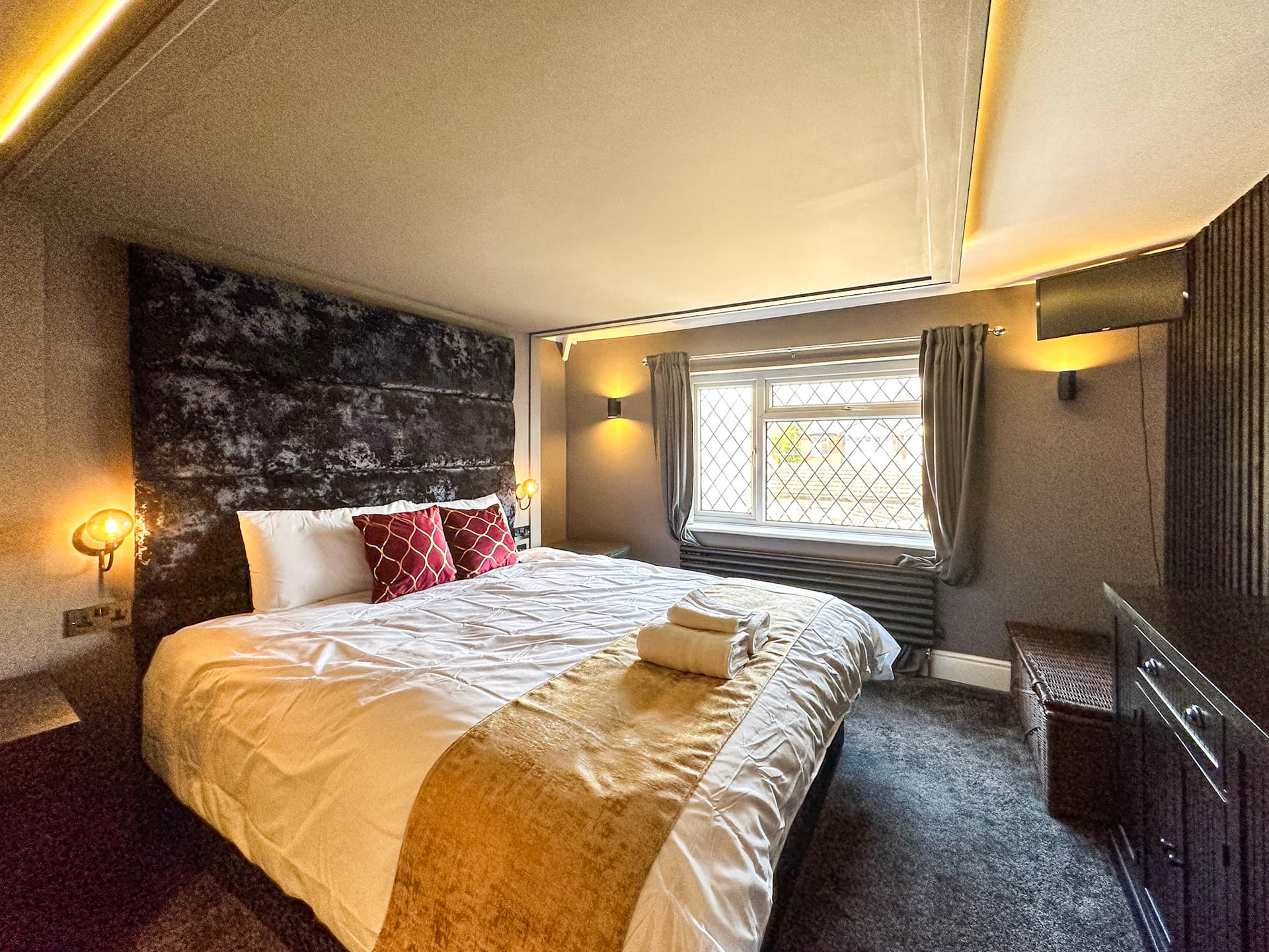 5-Bed Manchester Home | Jacuzzi | Free Parking!