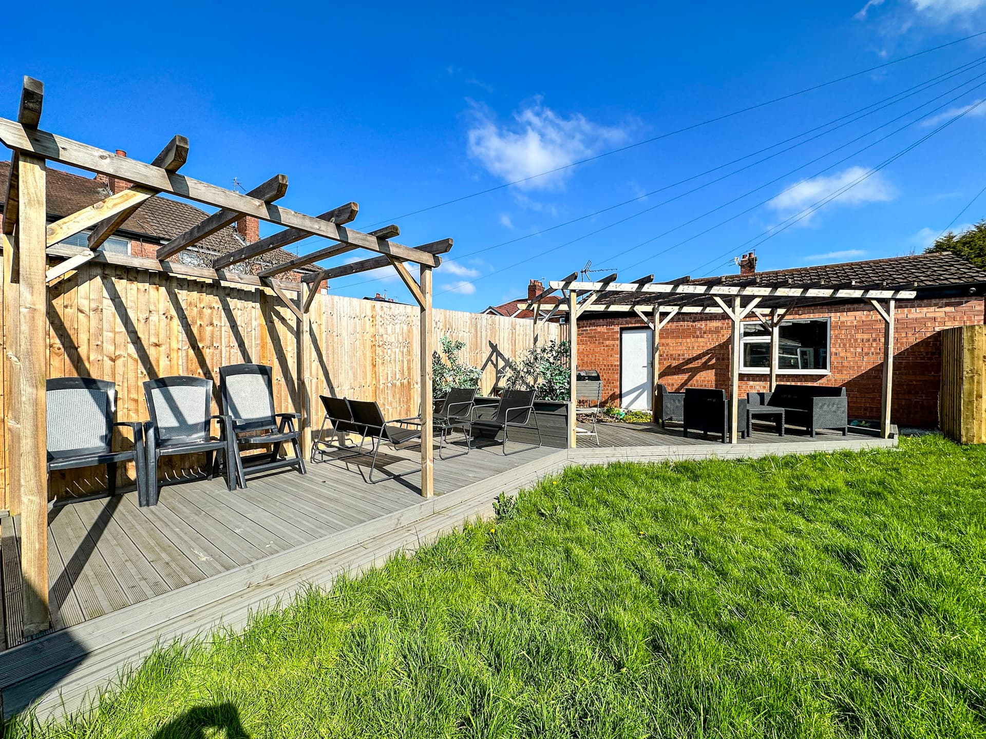 5-Bed Manchester Home | Jacuzzi | Free Parking! - Image 2