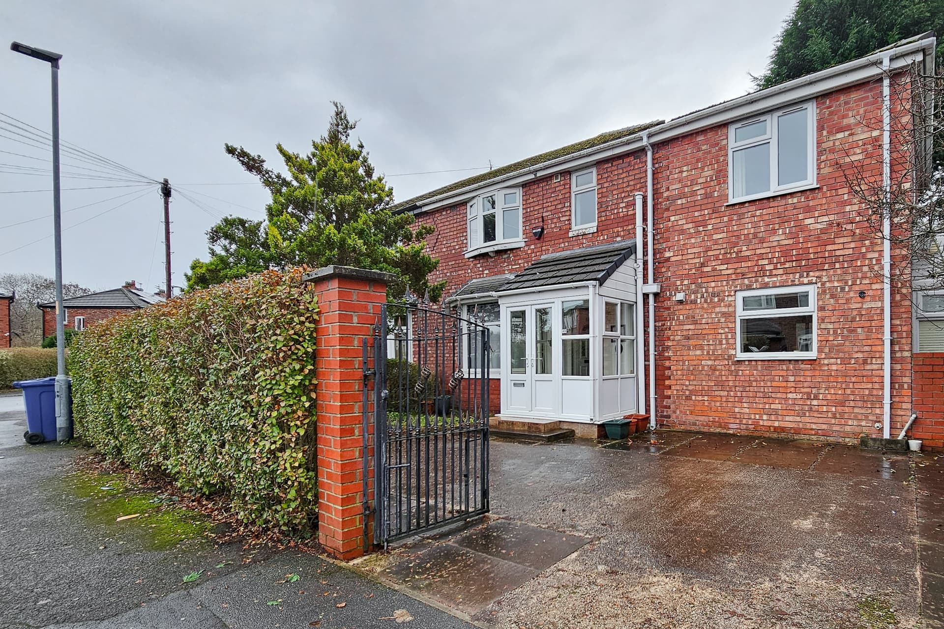Spacious 6-Bed Manchester Home | Parking | Wifi! - Image 2