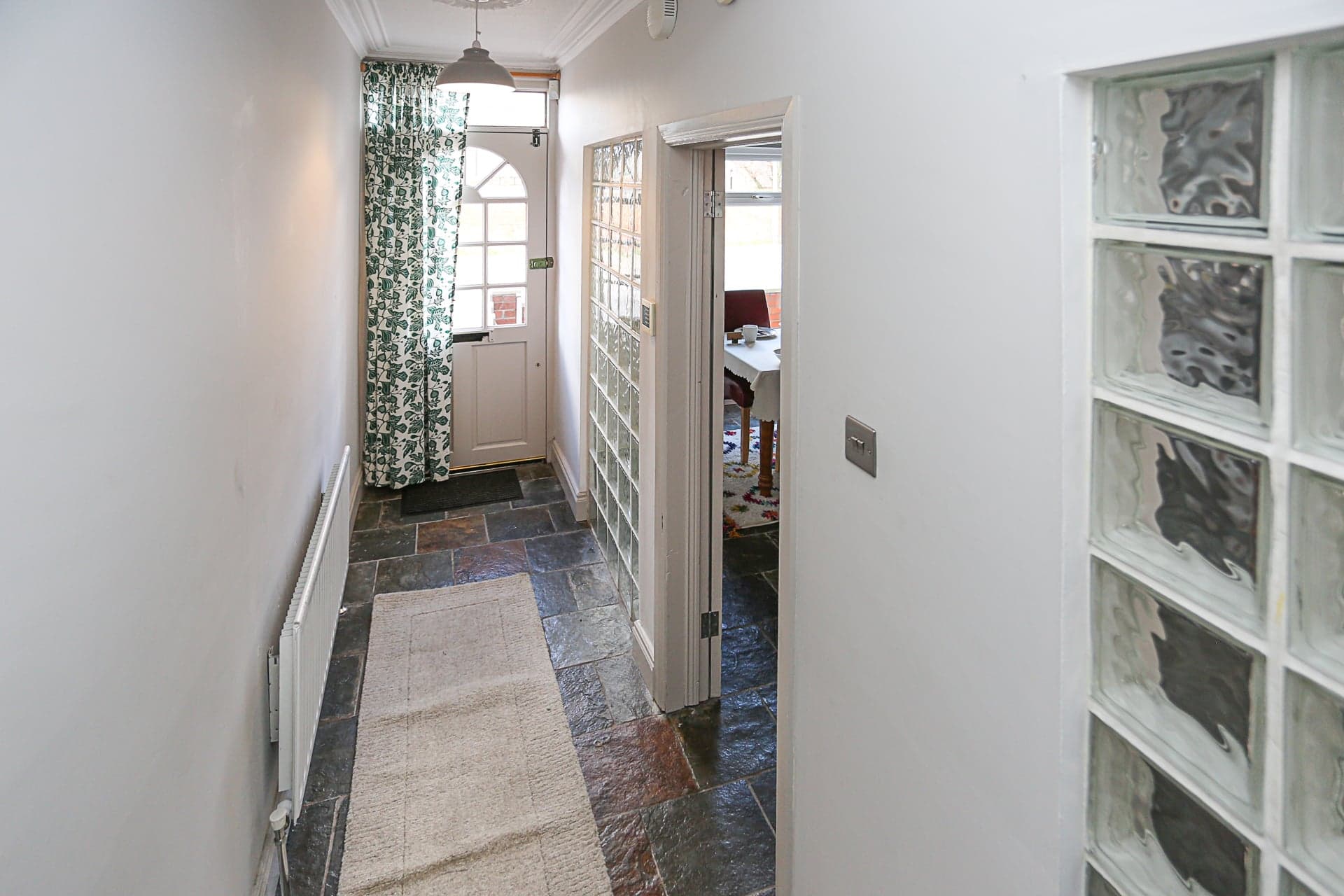 Gateway Abode Near City Centre w. Street Parking