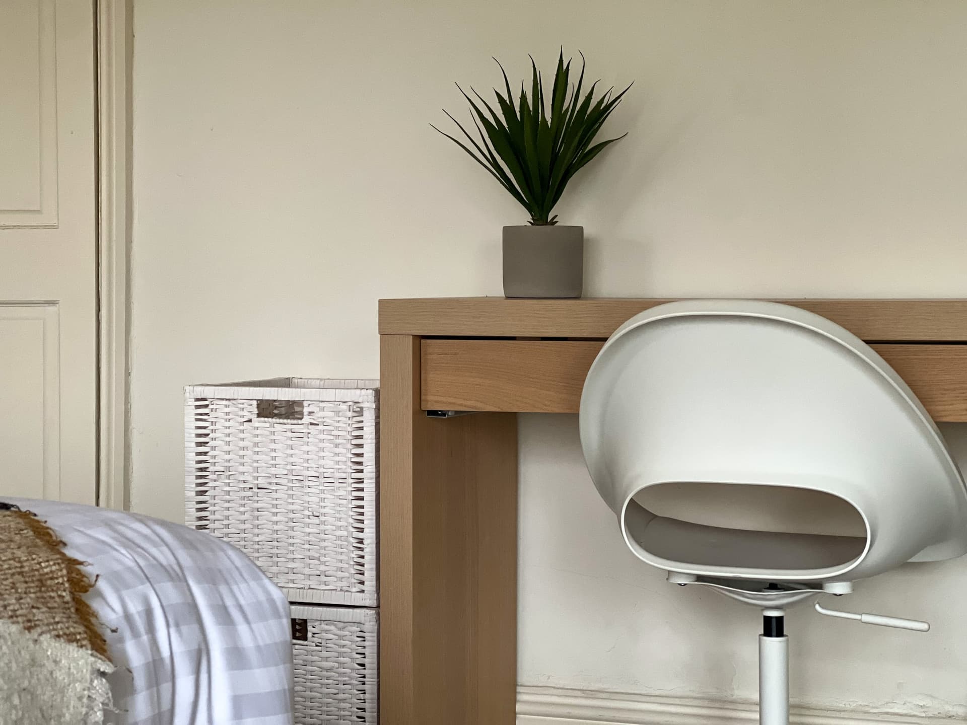 Stylish Interior Cosy Haven - On-Street Parking - Image 5