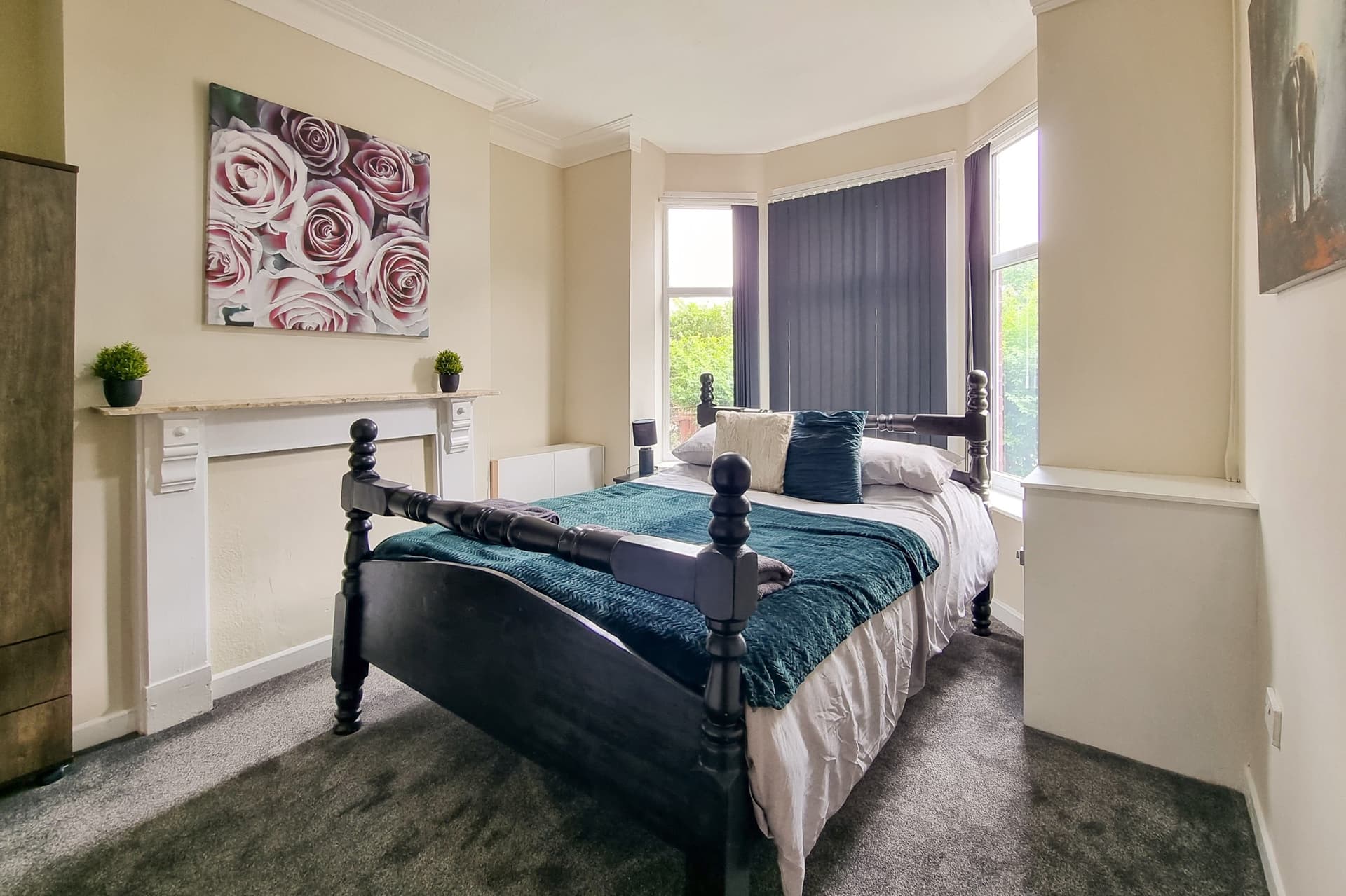 Rustic Ebony Suite with Free Parking - Image 2