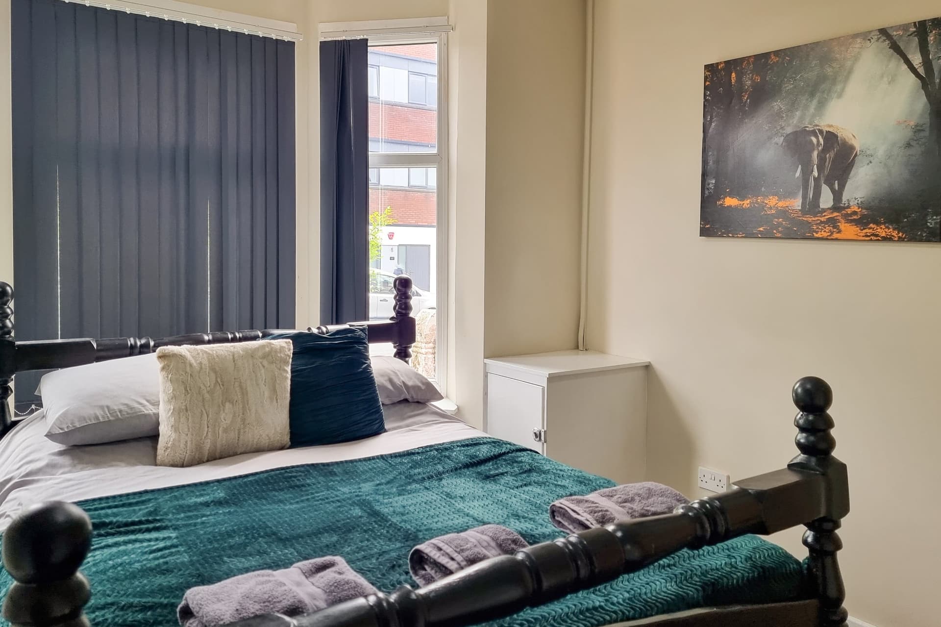 Rustic Ebony Suite with Free Parking - Image 3