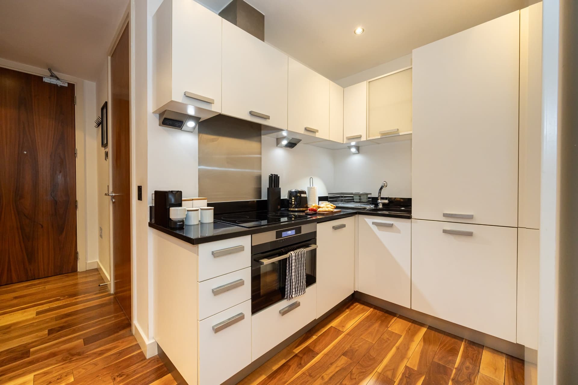 Sunset Haven Studio with Balcony and Free Parking - Image 5