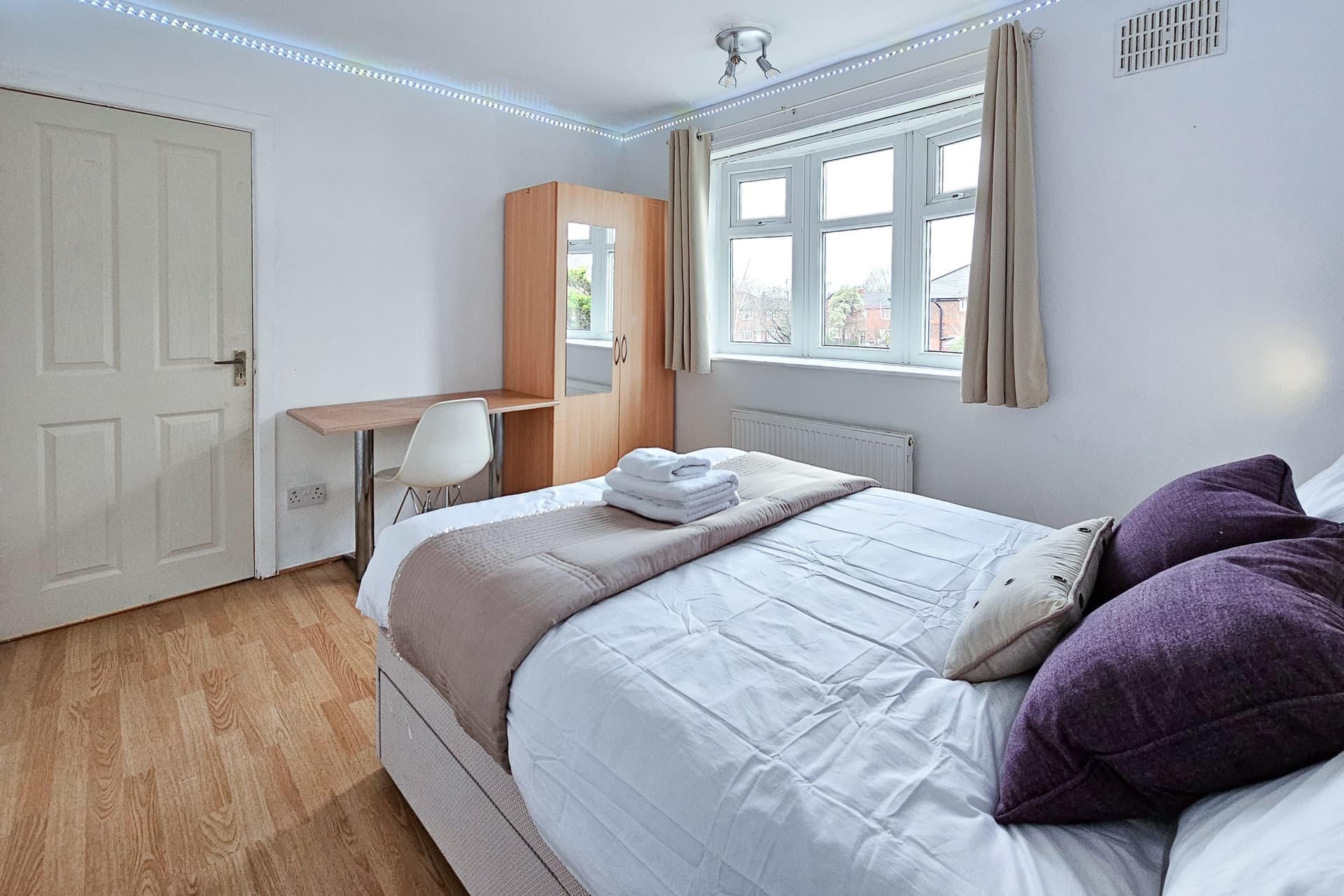 Gateway Abode Near City Centre w. Street Parking - Image 2